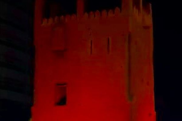 إضاءة القلعة المربعة (مربعة عجمان) باللون الأحمر بمناسبة اليوم العالمي للثلاسيميا 